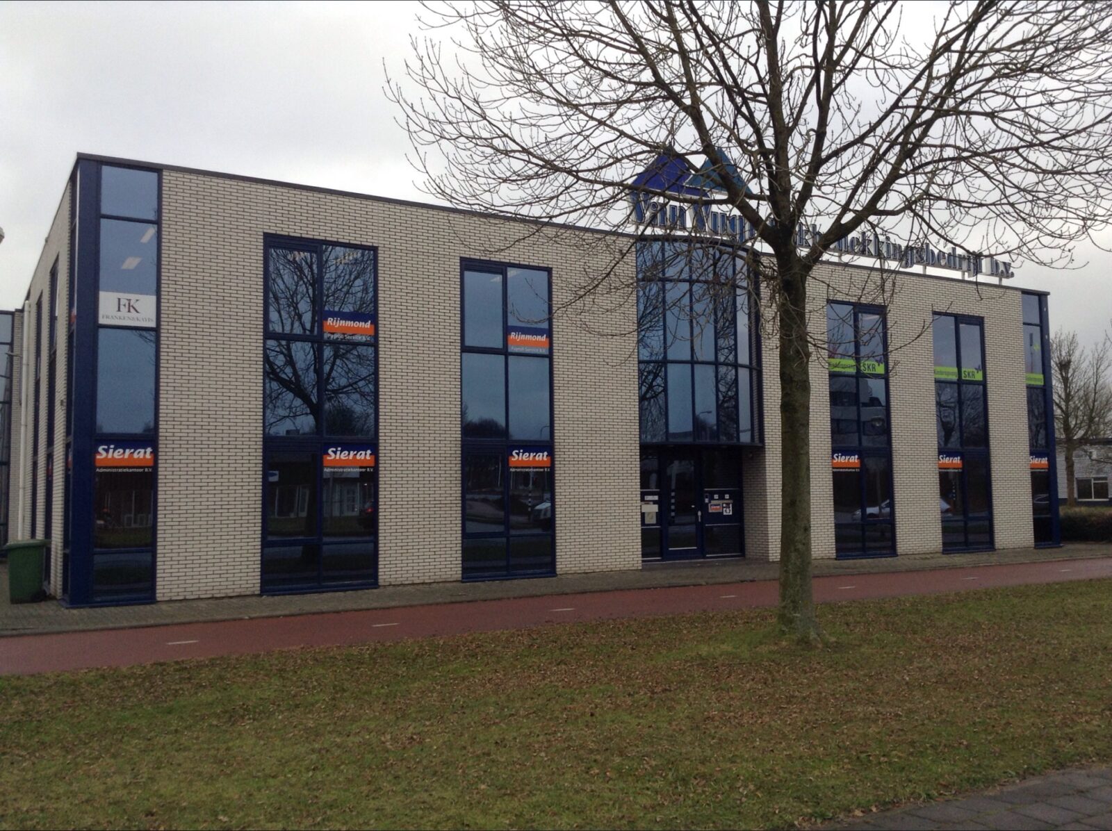 bedrijfsgebouw Vugt dakbedeking geschilderd door Zuiderent