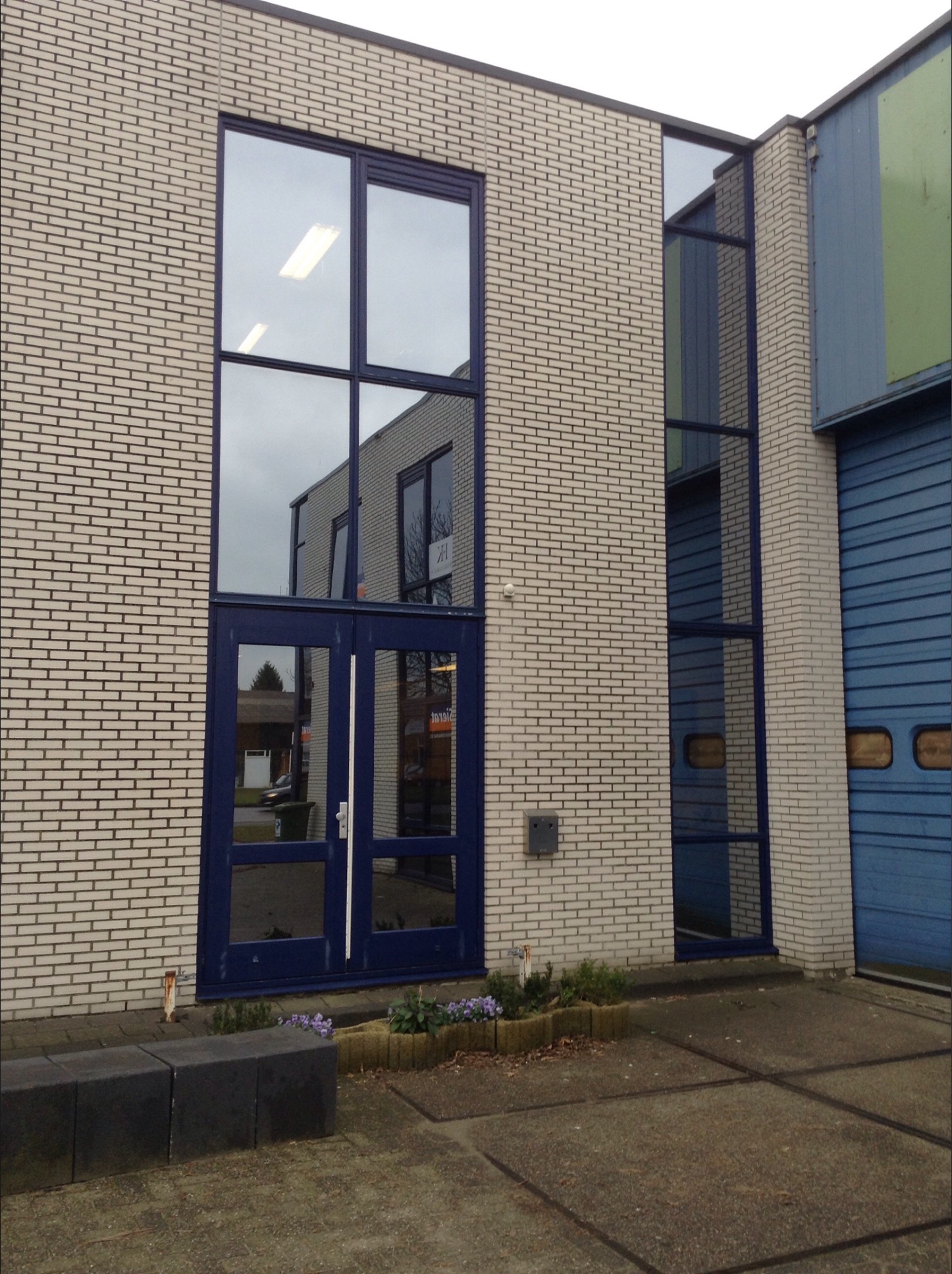 Schilderwerk aan bedrijfsgebouw Vugt dakbedeking door Zuiderent