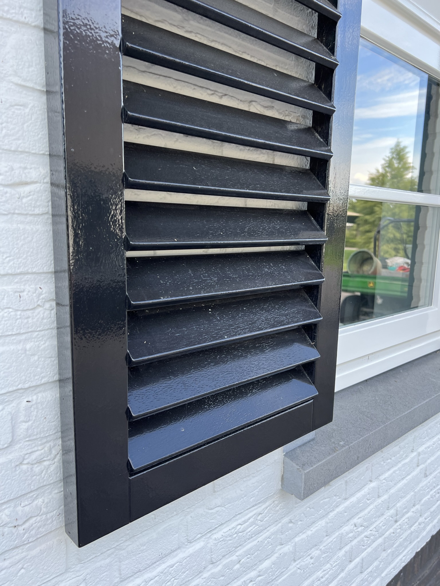 Buitenschilderwerk raam aan woning van Familie van der Wulp