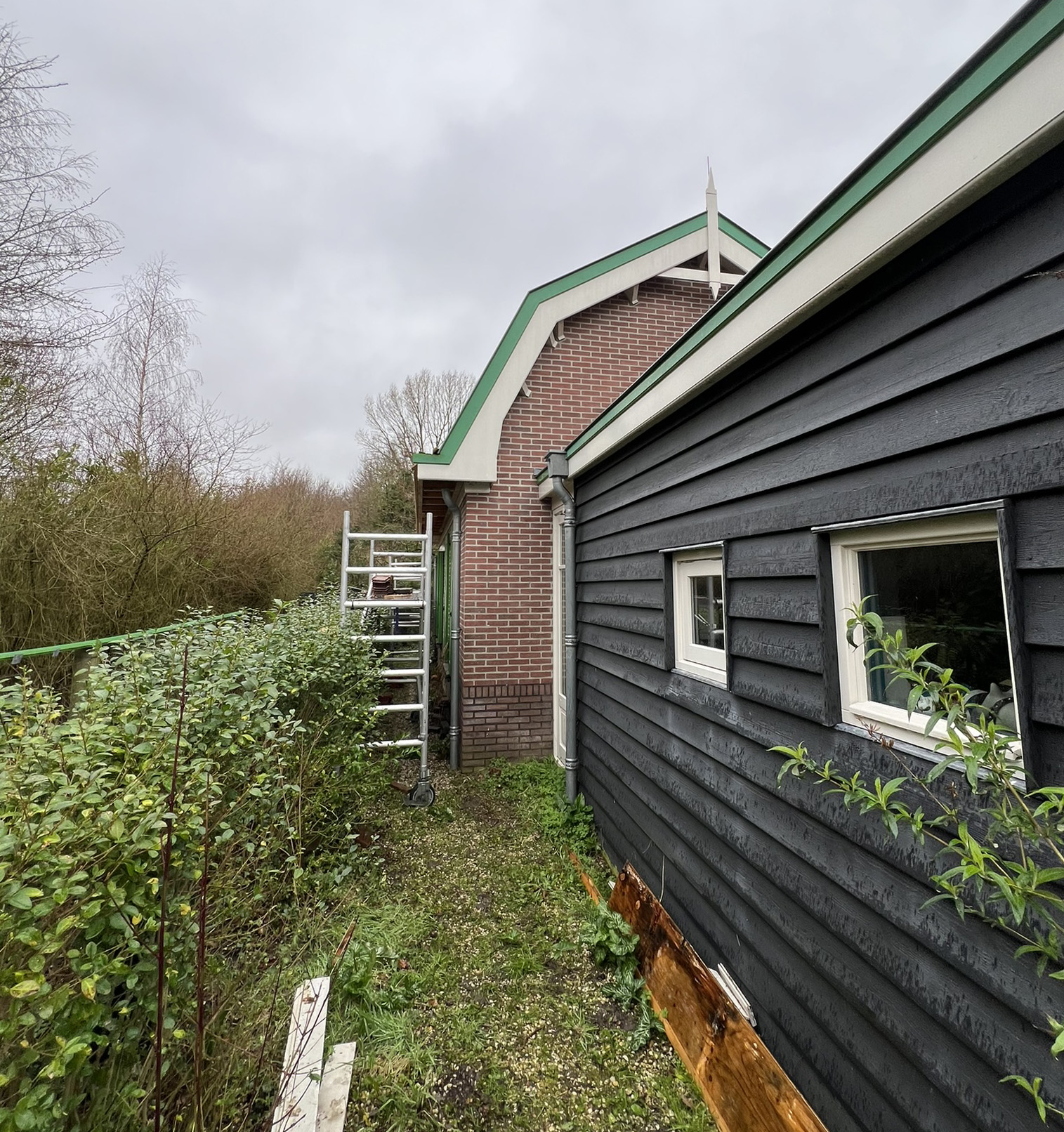 Buitenschilderwerk aan woning in Spijkenisse buitenaanzicht woning achterkant