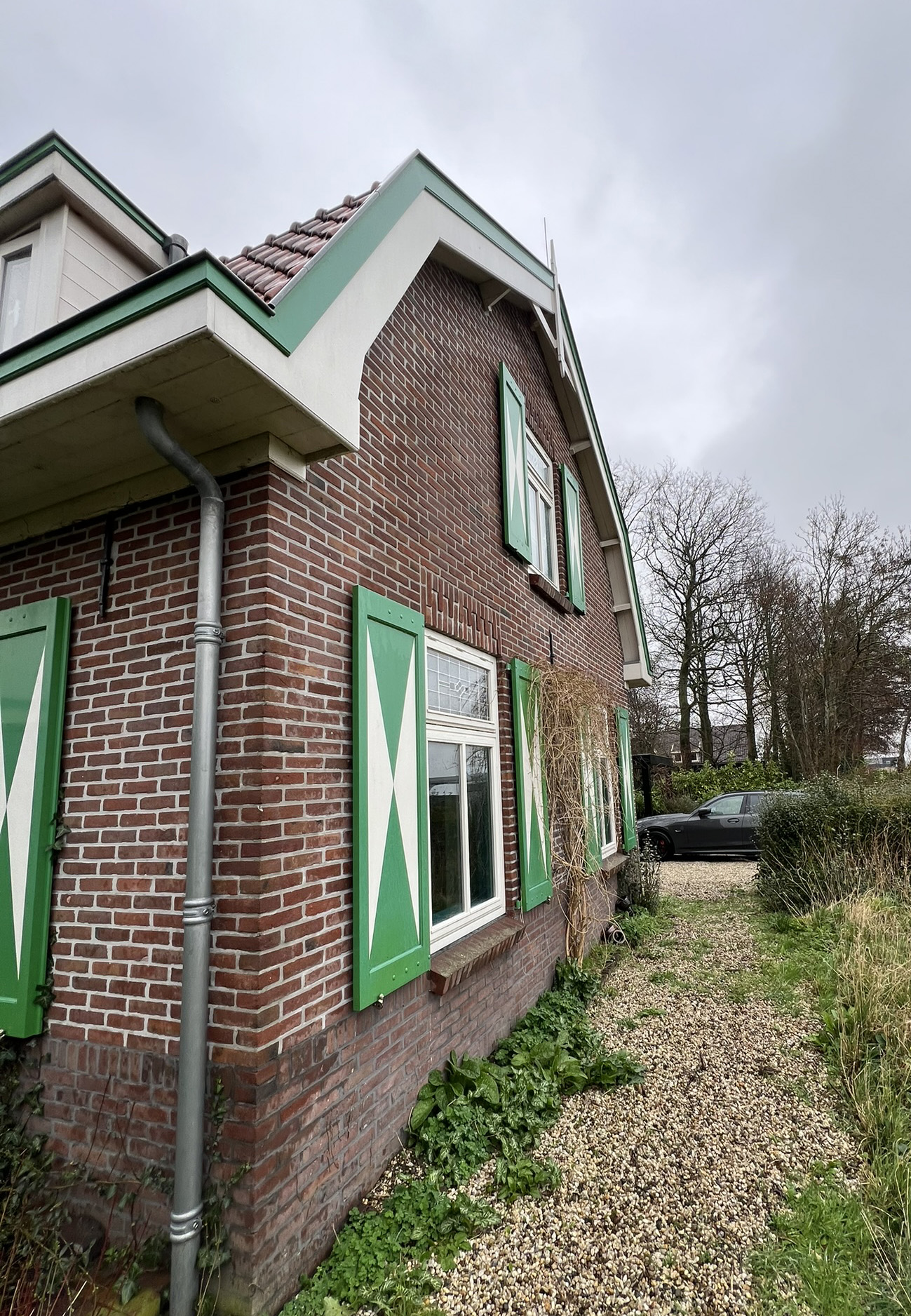 Buitenschilderwerk aan bestaande woning in Spijkenisse zijaanzicht woning