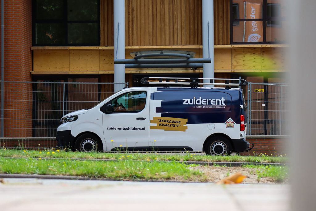 Zuiderent bus geparkeerd voor een nieuwbouwpand in voorbereiding.