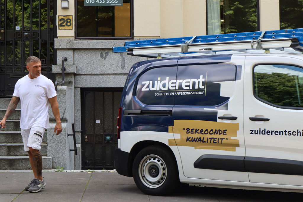 Werknemer van Zuiderent loopt in zijn werkkleding naar de werkbus