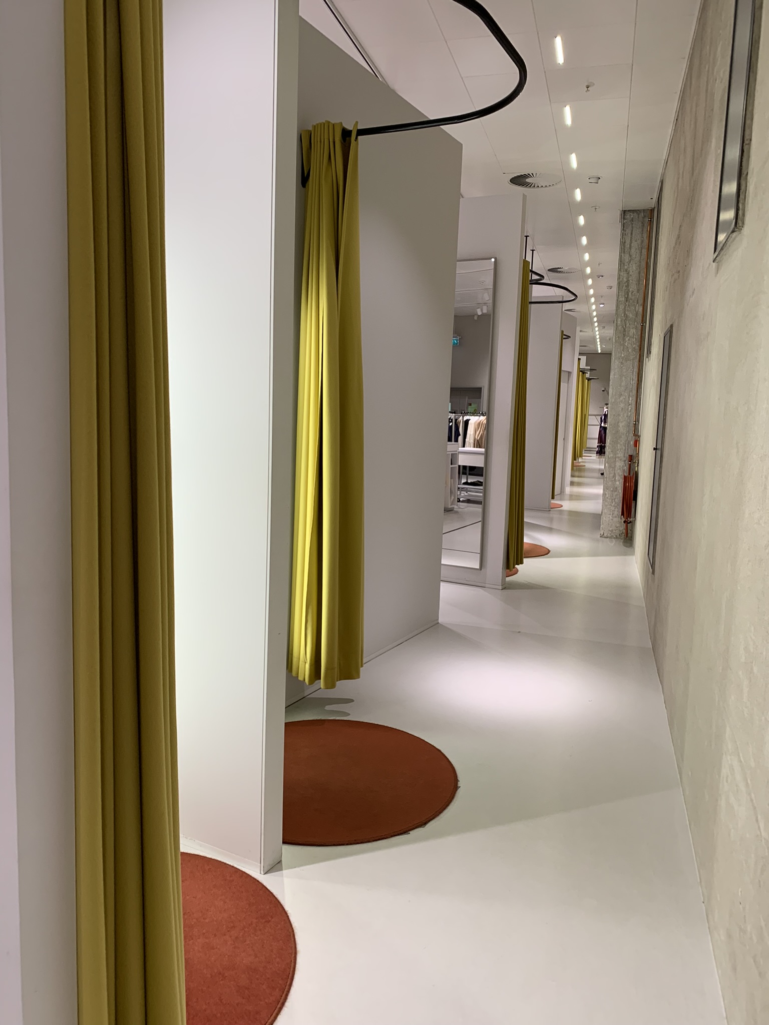 Schilderwerk in de kleedkamers van de Bijenkorf in Rotterdam