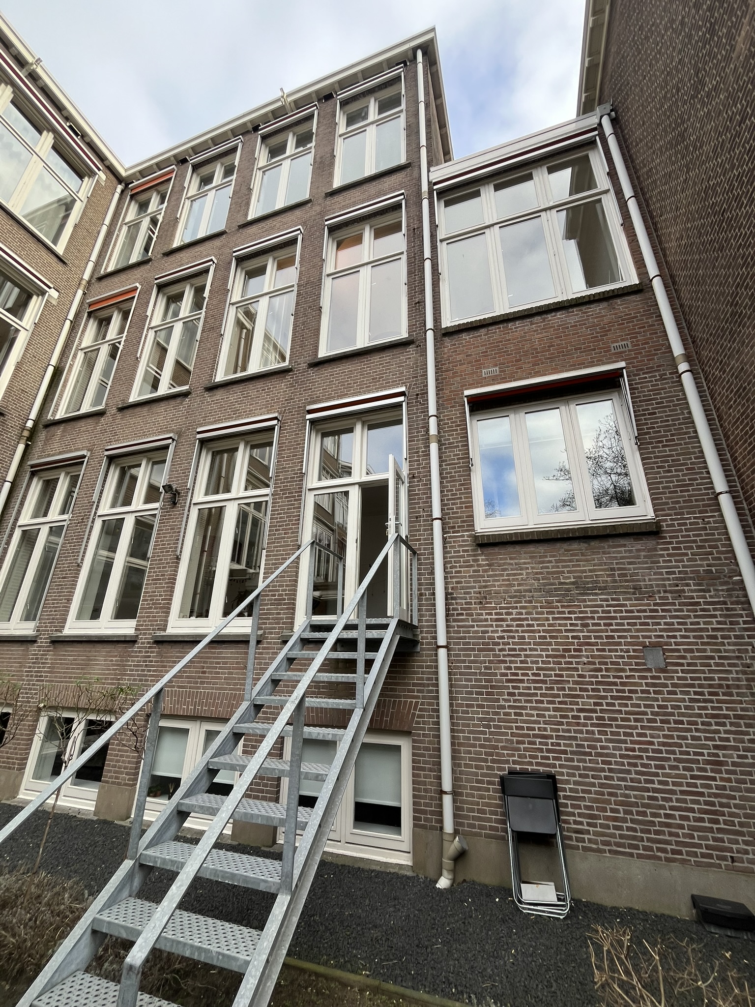 Project Parklaan in Rotterdam buitenschilderwerk achteraanzicht gebouw met trap