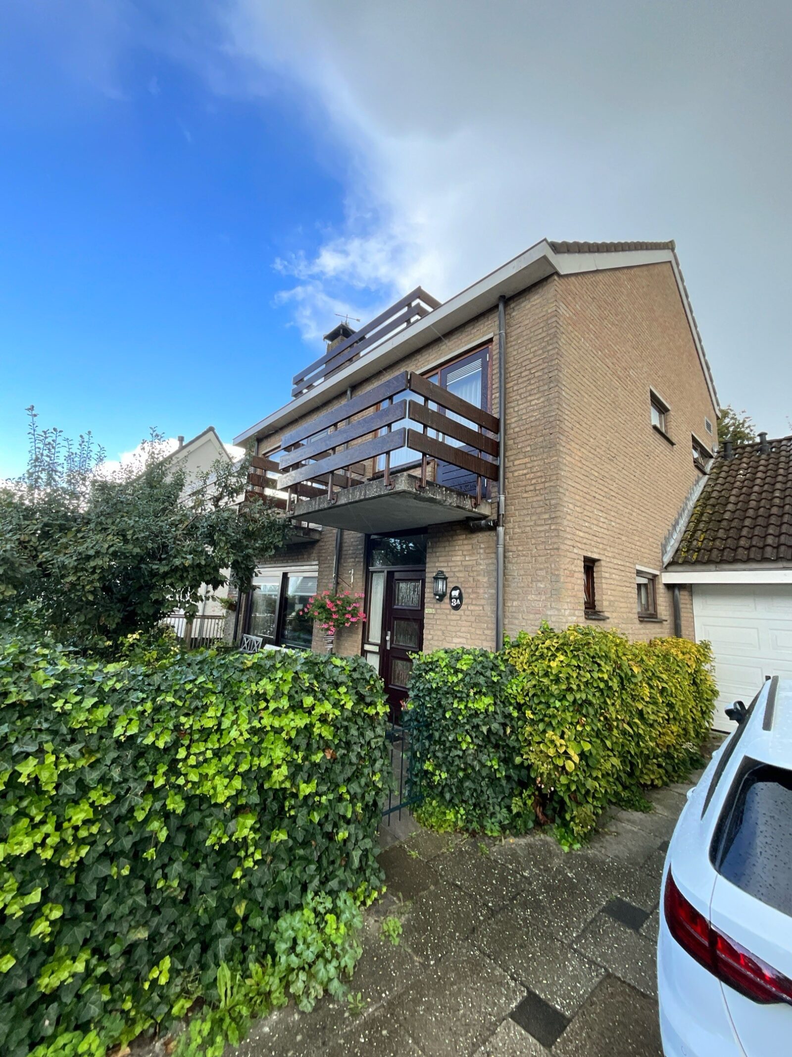 Buitenschilderwerk woning zijkant huis van Familie Hemmingway uitgevoerd door Zuiderent